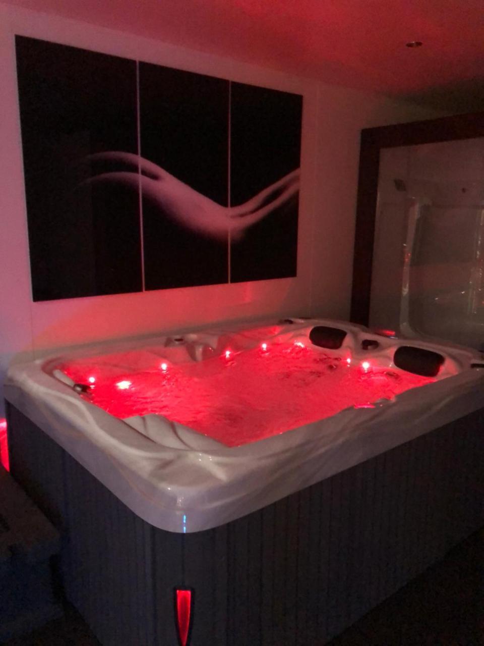 Spabyelleetlui Spa Rouge Ou Bleu Мускро́н Экстерьер фото
